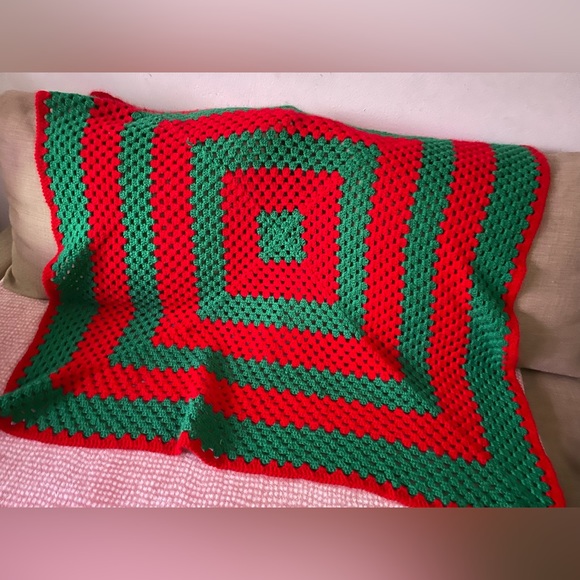CROCHET multipurpose blanket acrylic wool, 41'x41'x41'x41'. Red-Green. Handmade - Picture 16 of 17